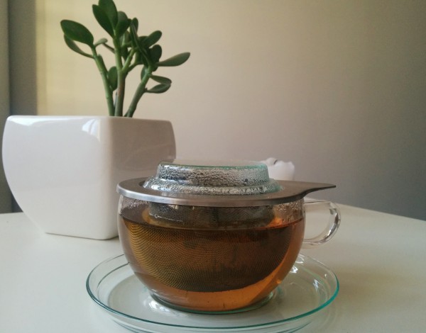Aviečių ir šalavijų lapų arbata + medus. Fone matosi prabangus mano svetainės interjeras.